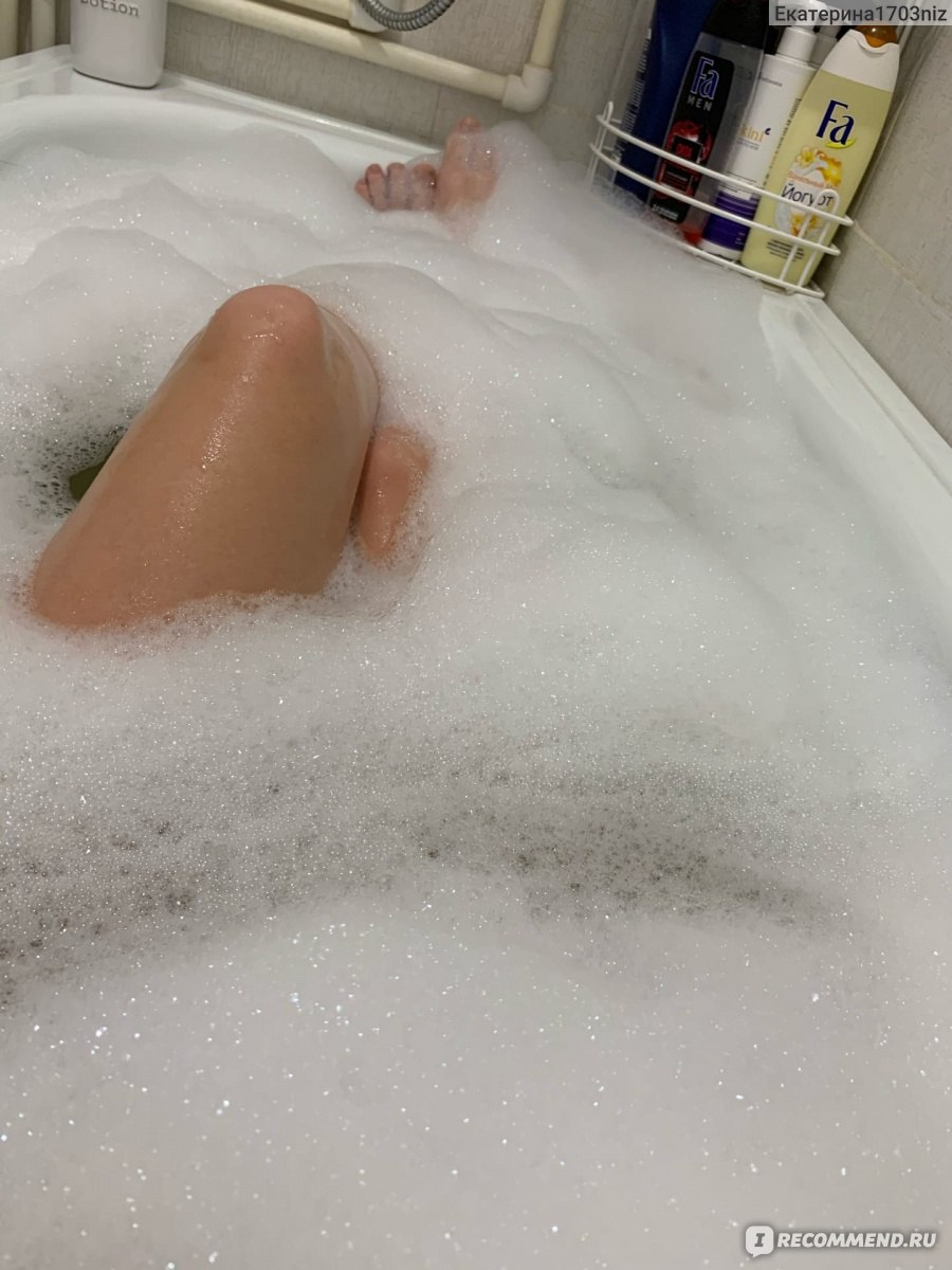 Молодая девушка в пенной ванне увлеклась стимуляцией клитора