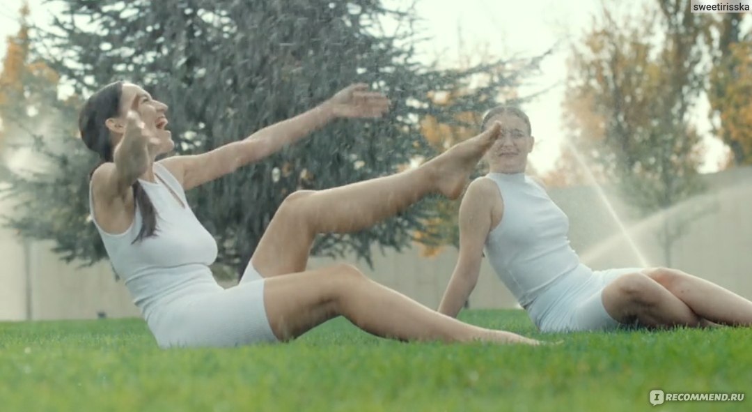 Шведское интимное видео от длинноволосой модели красующейся в кадре голой для поклонников