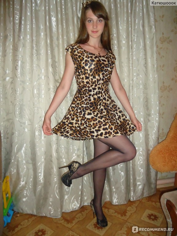Блядь снимает леопардовое платье