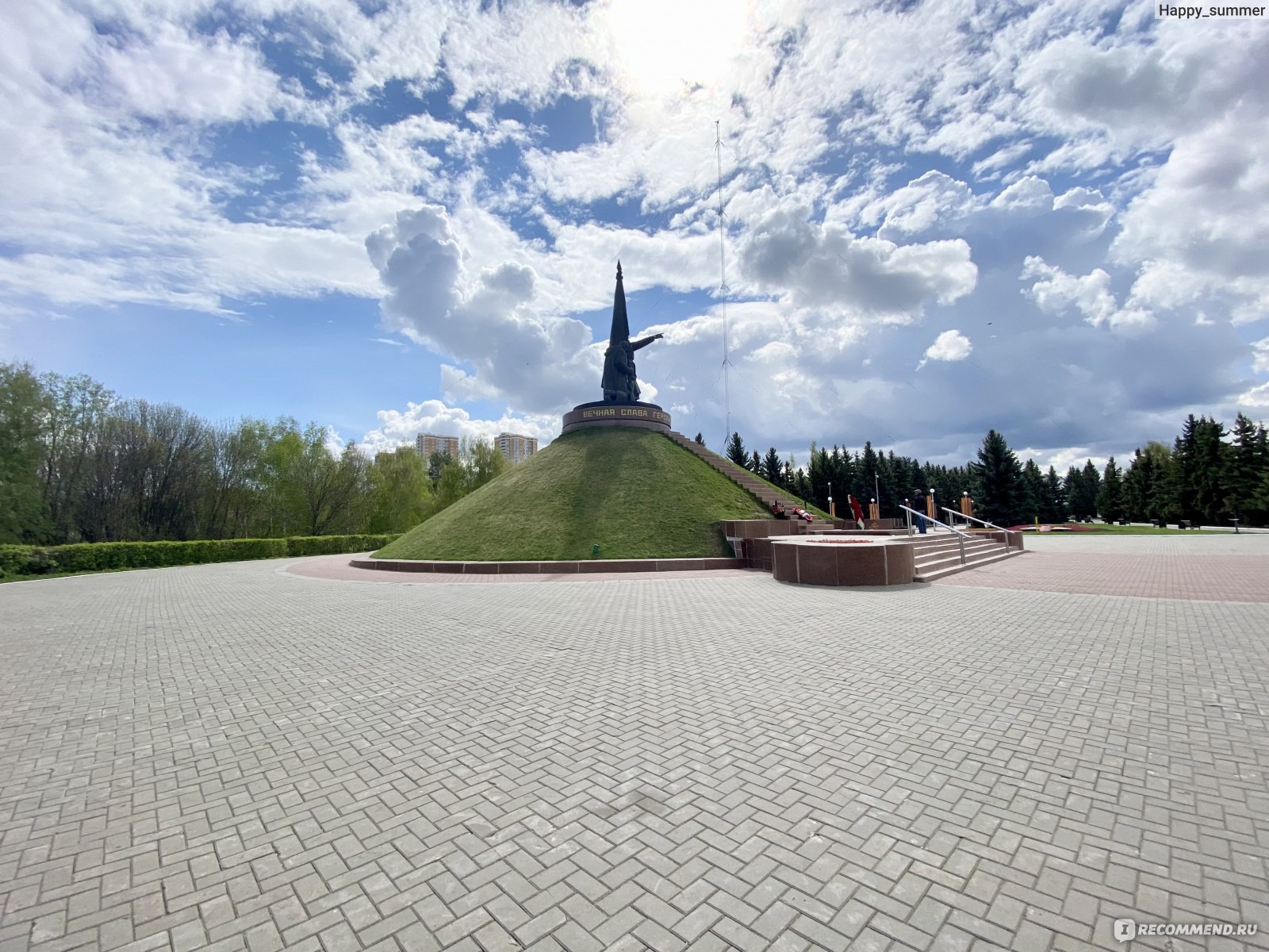 Минуту парк победы. Мемориальный парк победа Чебоксары. Парк Победы Чебоксары Церковь. Парк Победы Чебоксары вид на Волгу. Мемориальный парк победа Чебоксары ночью.