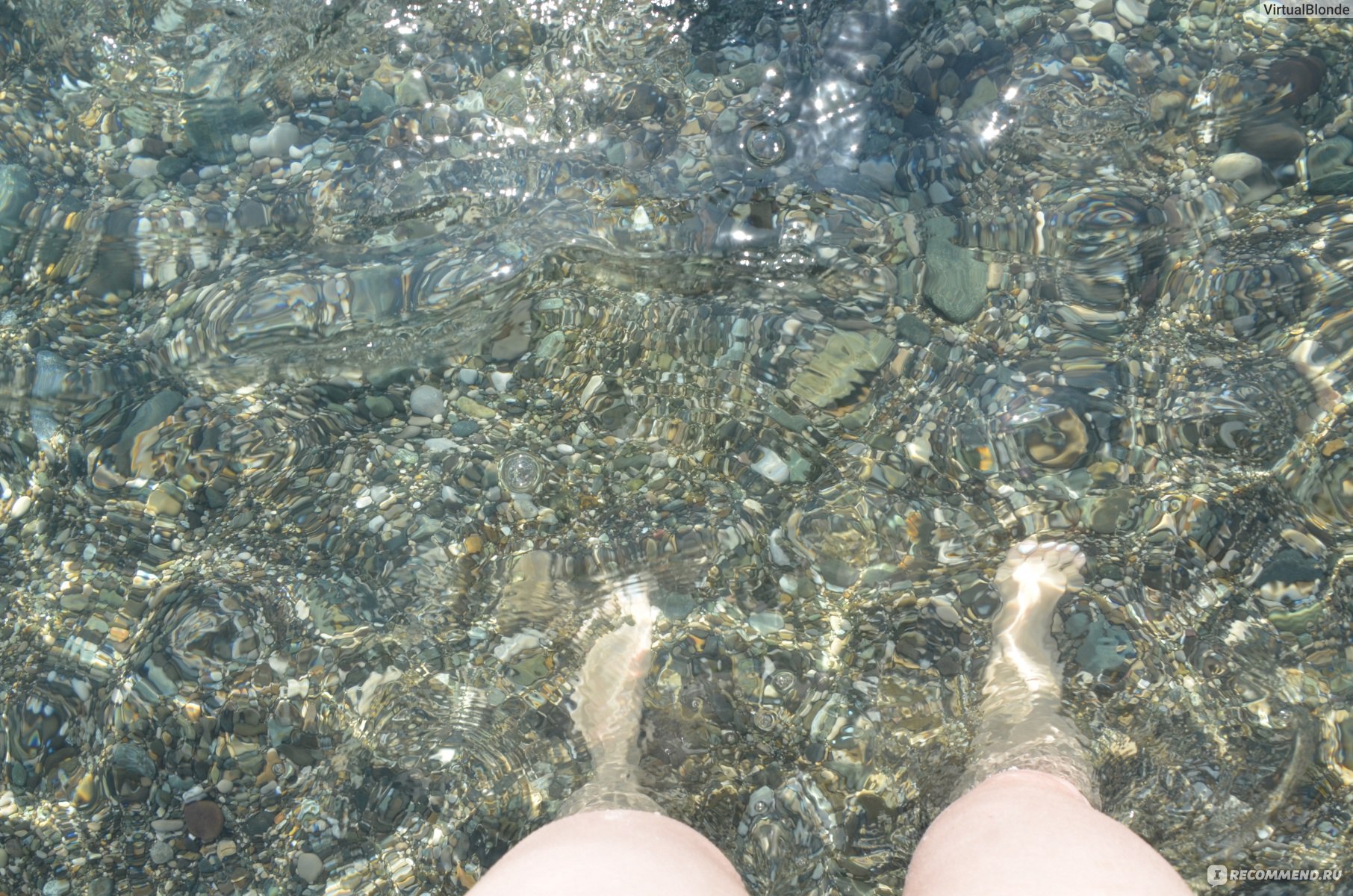 Погода в абхазии сейчас море вода. Прозрачное море Пицунда Абхазия. Кристально чистая вода Абхазия. Вода в Абхазии. Абхазия прозрачная вода.