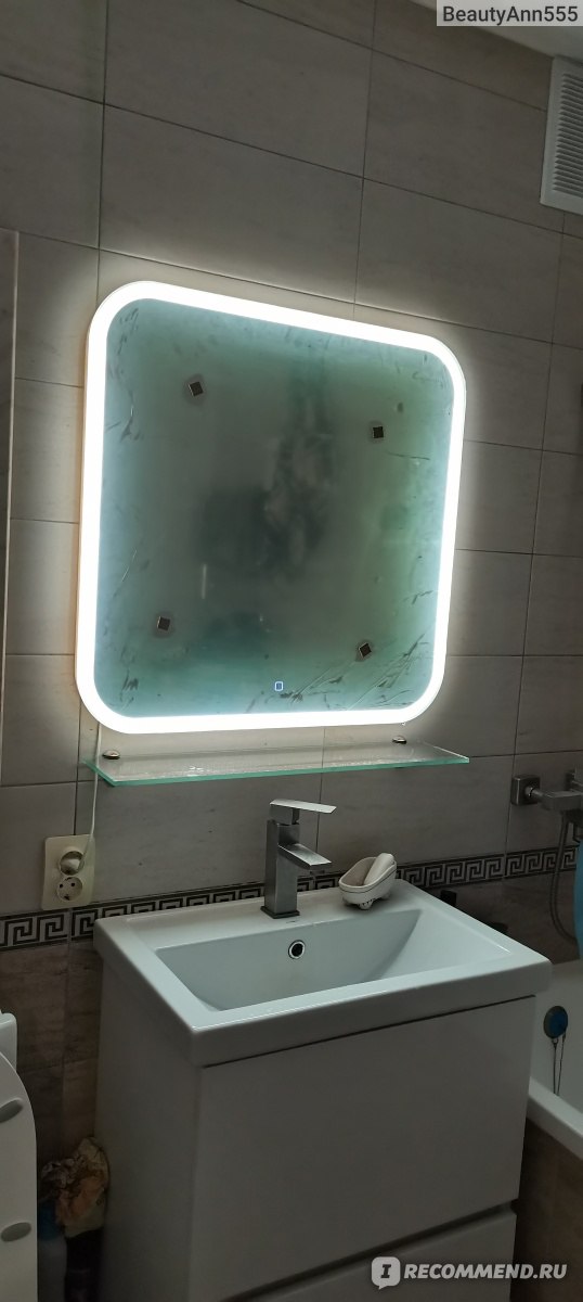 Большое зеркало рядом с ванной