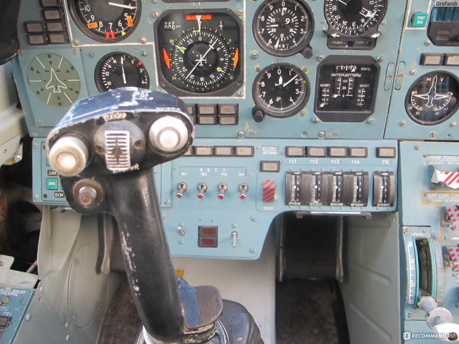 Только здесь можно посидеть в кресле пилота Ту - 160 "Белый лебедь&quo...