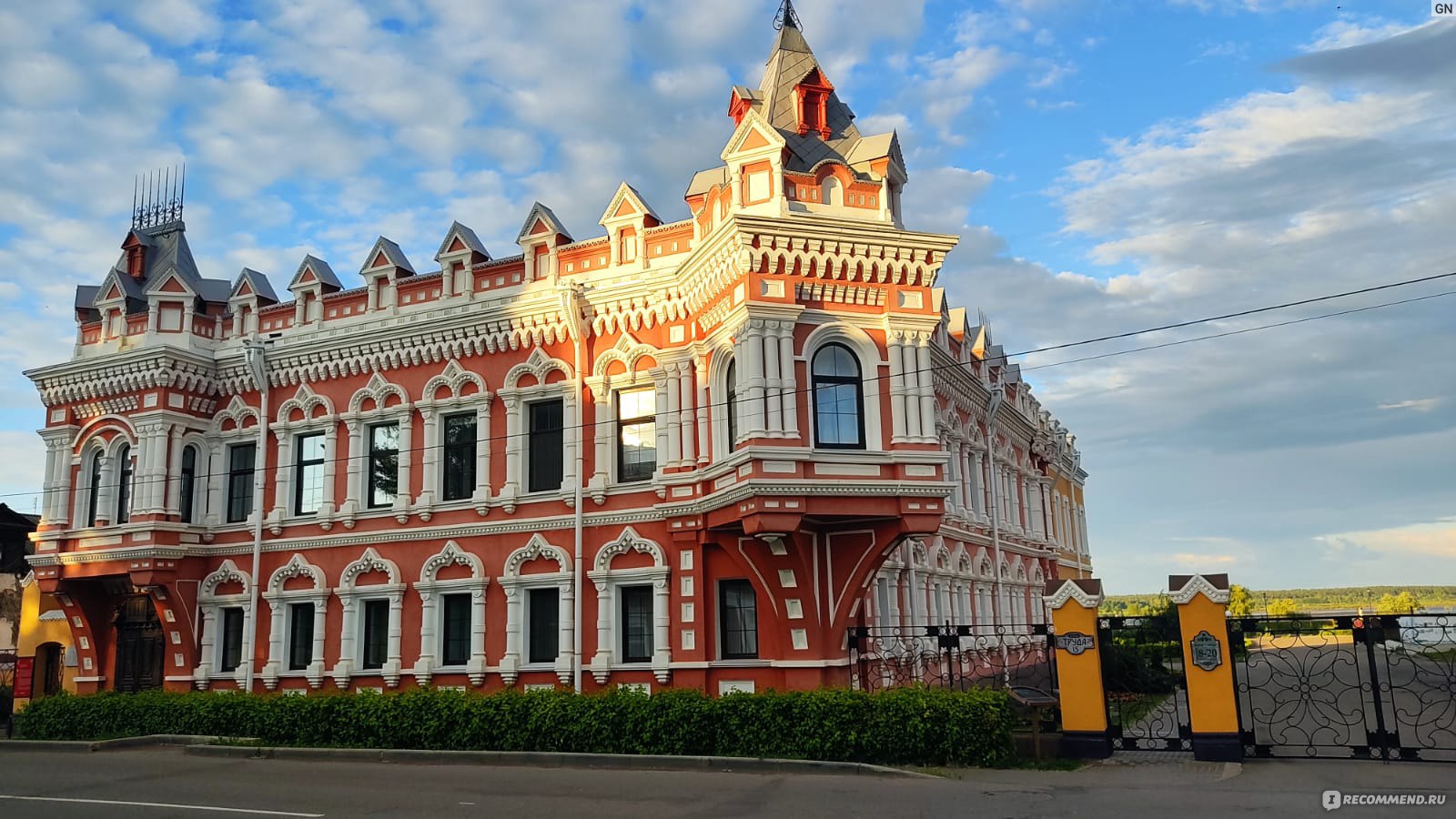 Царь дом. Дом купца Башенина в Сарапуле. Царь дом Сарапул. Город Сарапул достопримечательности. Город Сарапул набережная.