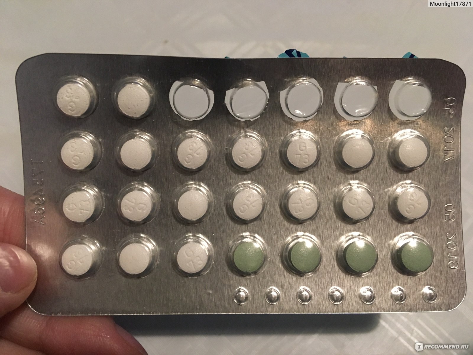 белые таблетки активные, а зеленые - пустышки (плацебо)