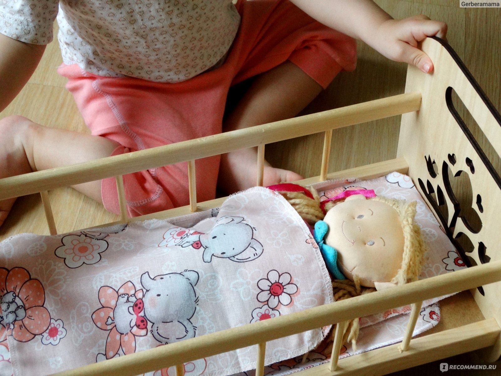 Кроватка-колыбелька для кукол, с постельным бельём и балдахином, цвет розовый