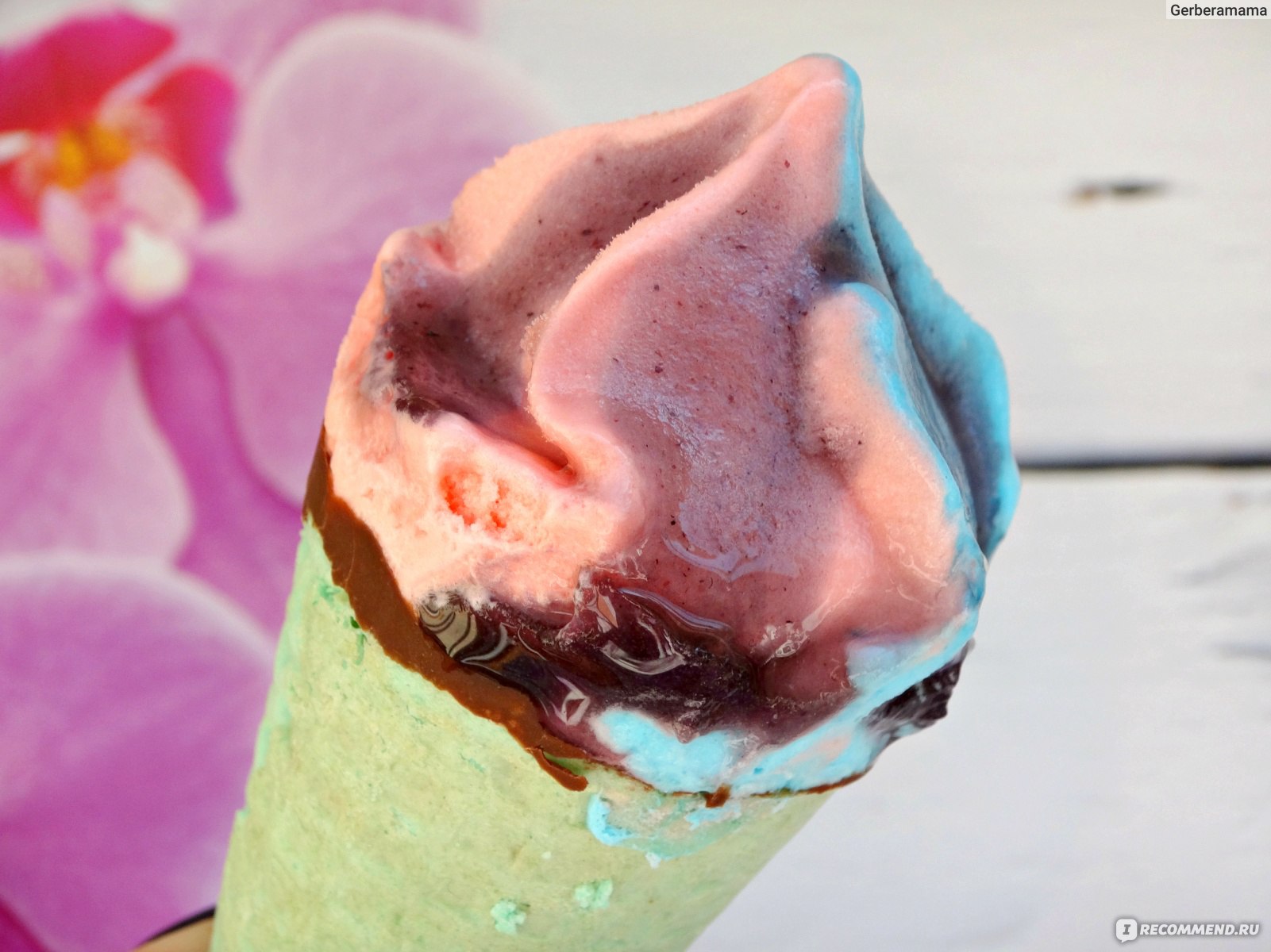 Мороженое со вкусом бабл гам в рожке