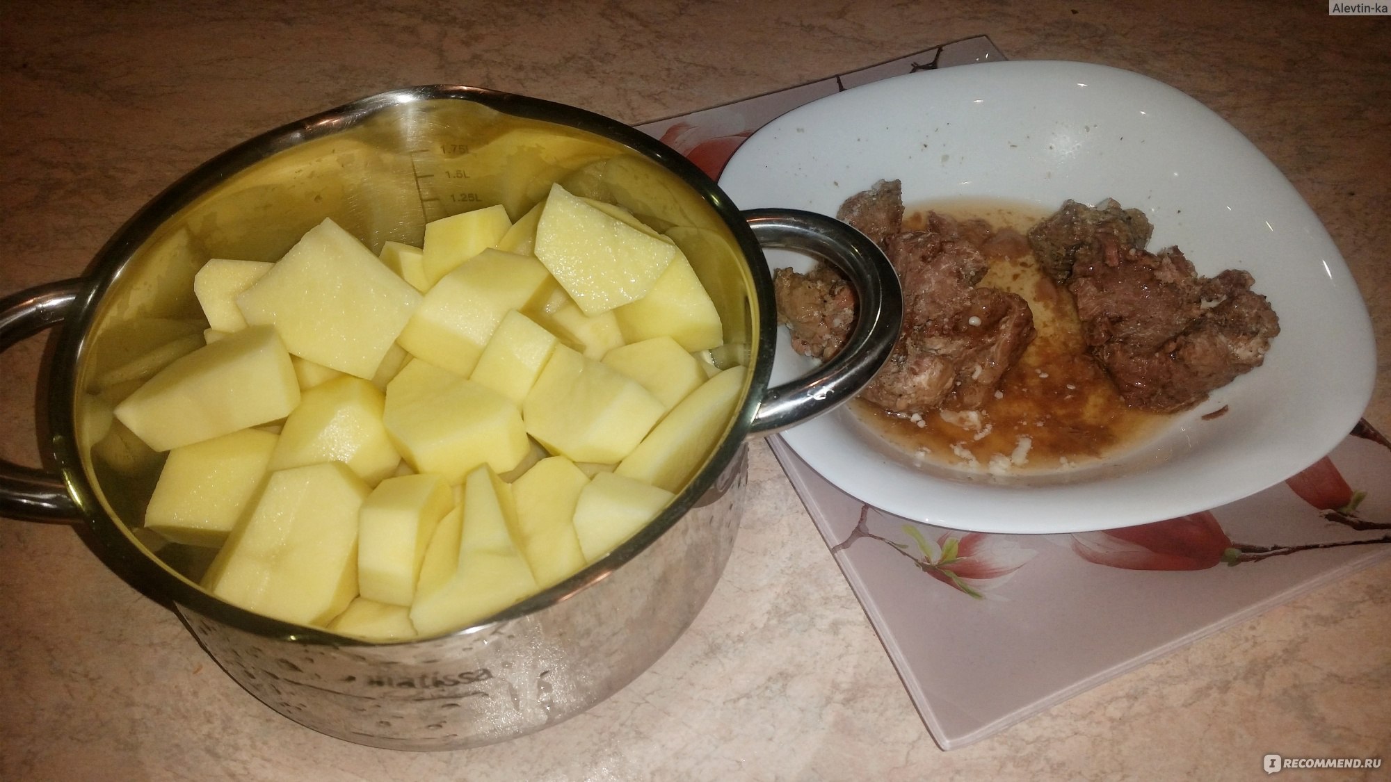 Картошка с тушенкой в кастрюле