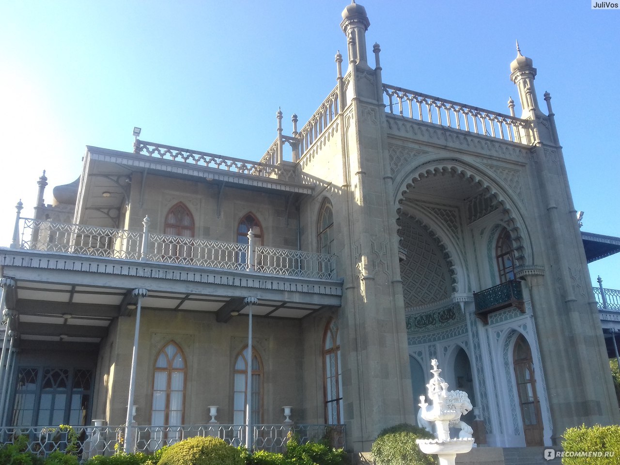 Воронцовский дворец в Алупке. Крым фото