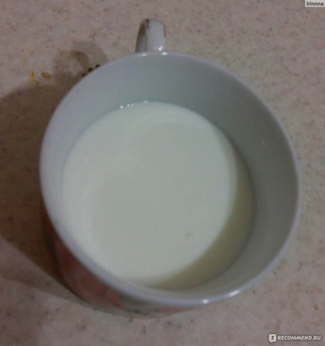 Йогурт белого цвета, жидкий. Без ароматизаторов. 
