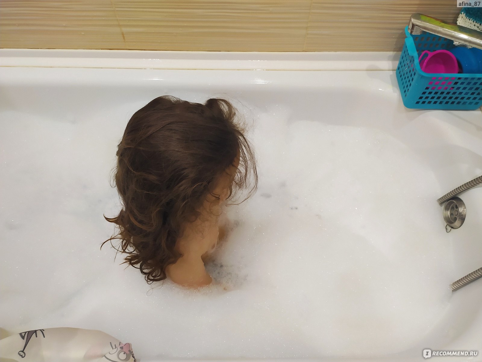 Дочка мылась в душе. Дочь купается в ванной. Дочка моется. Принцесса в ванной. Маленькая принцесса в ванне.