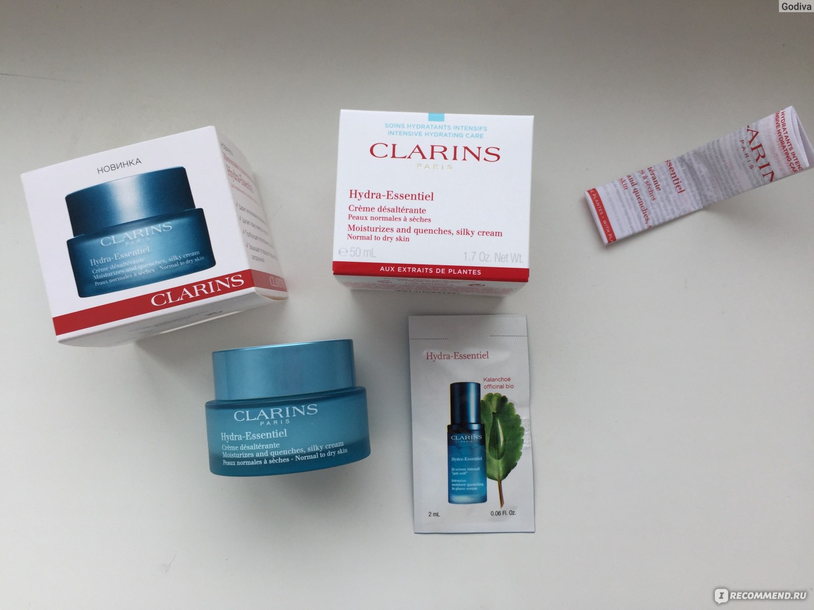 Крем clarins hydra essential. Увлажняющий конм Clarins Hydro. Крем Clarins интенсивно увлажняющий для нормальной и склонной. Clarins синий крем для нормальной кожи склонной к сухости. Clarins увлажняющий крем 72 часа.