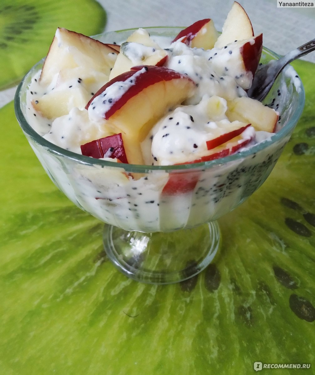 чудесный десерт из домашнего йогурта , яблочка , мака и тыквенных семечек