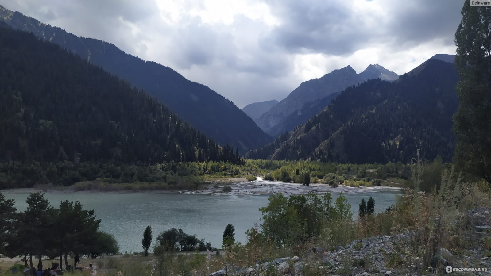 Озеро иссык заилийского алатау. Иссык алматы город. Алматы озеро иссык куль. Иссык сув. Казахстан озеро иссык куль.