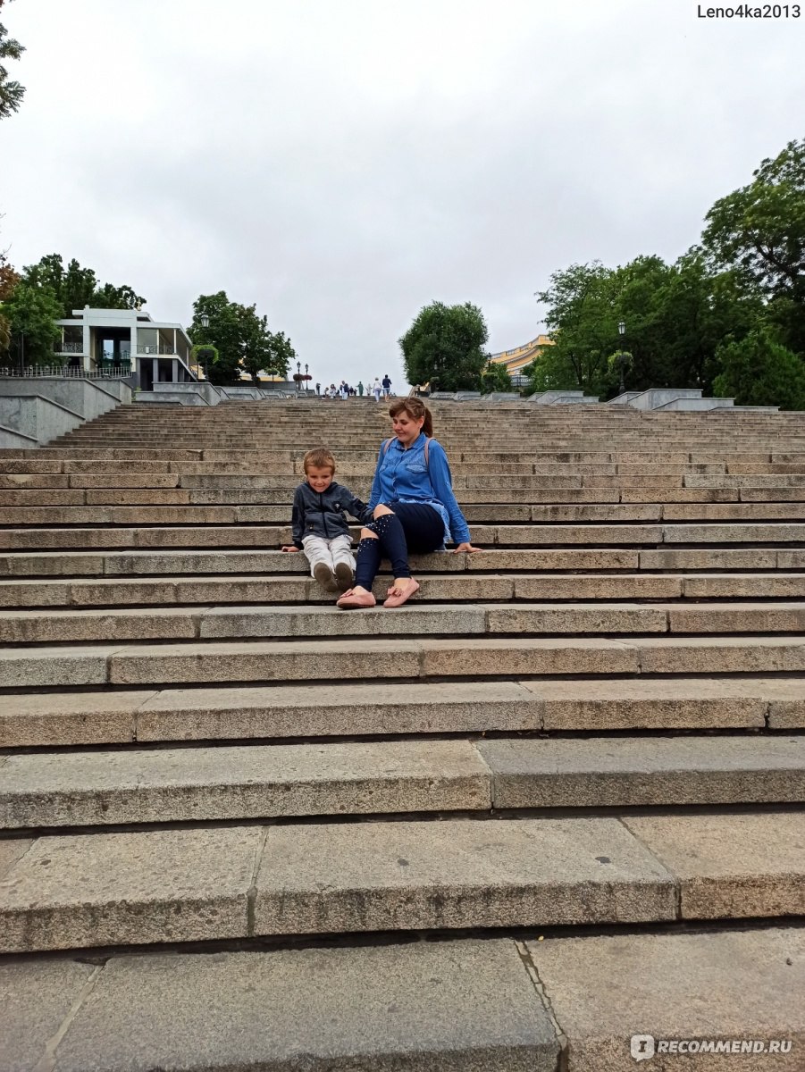 Подозрительный мужчина с лестницей заглядывает в окна петербуржцев