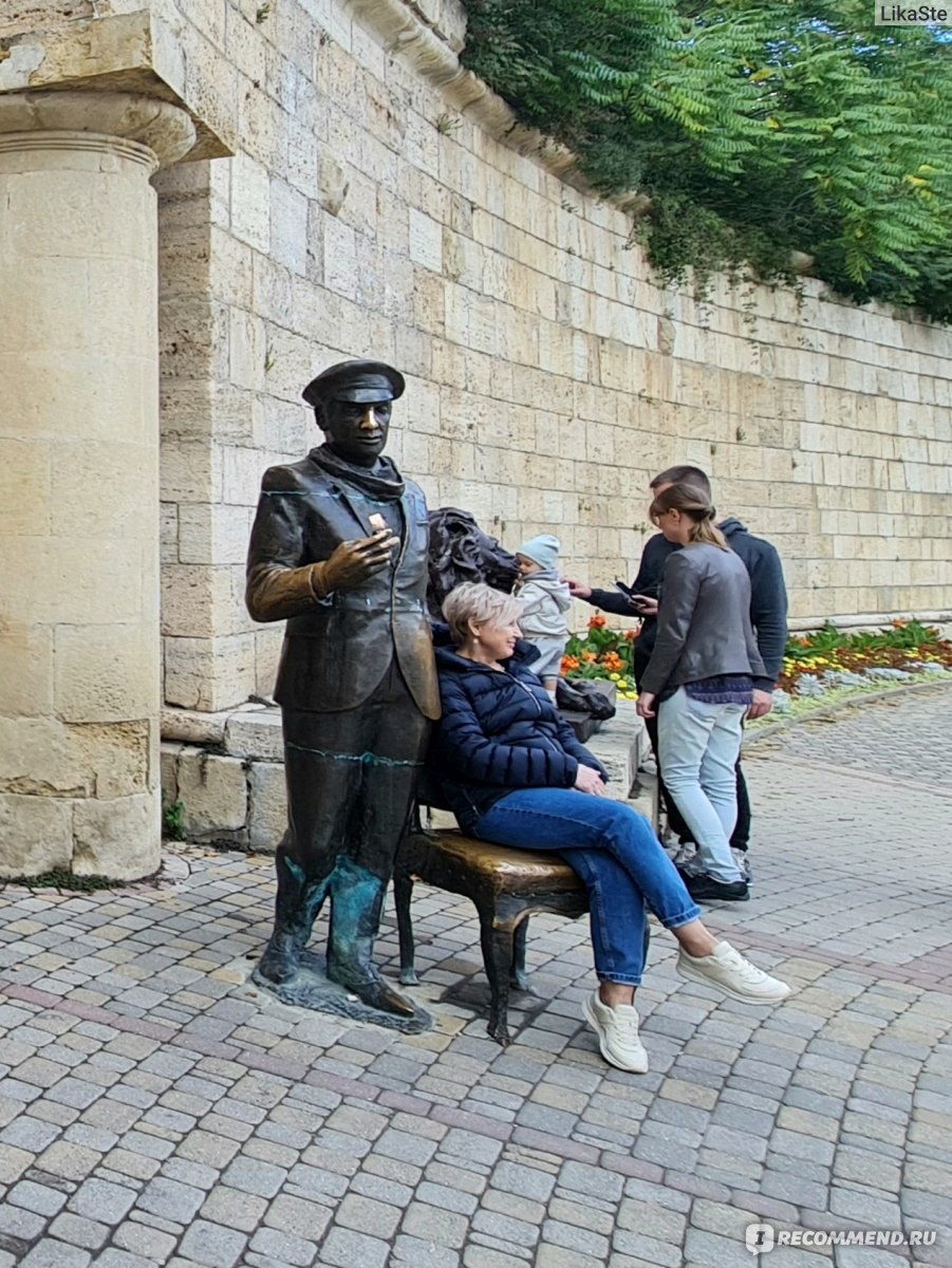 Медная скульптура Остапа Бендера,  в небезызвестном романе Ильфа и Петрова, "великий комбинатор" посещал эту достопримечательность. 