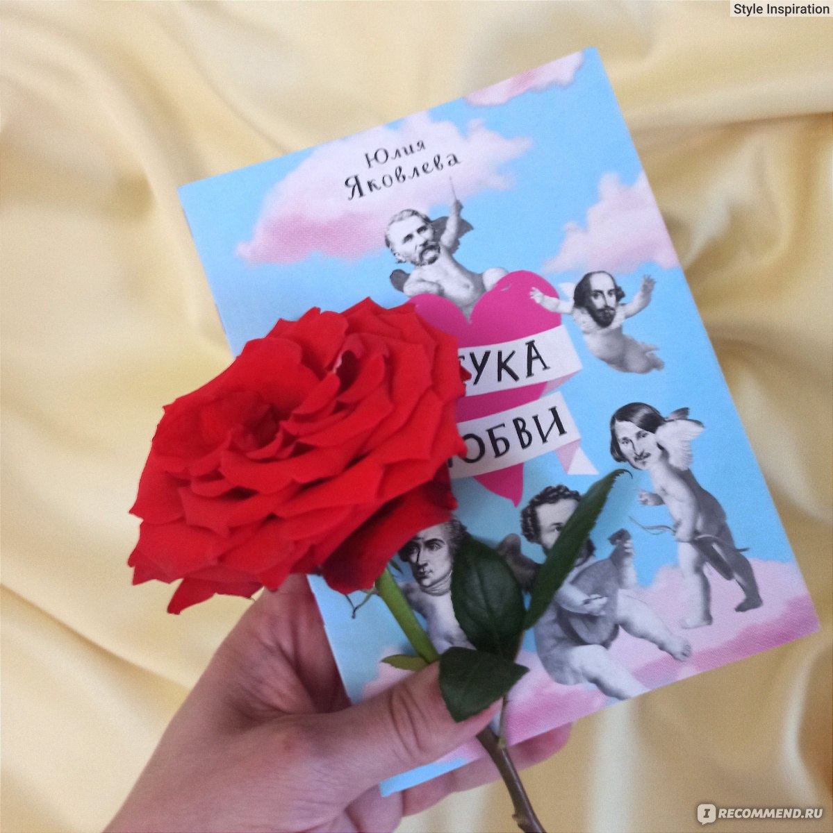 парень и девушка читают книгу. книга для пар. фотосъемка в библиотеке. книга для пар. пара с книгой.