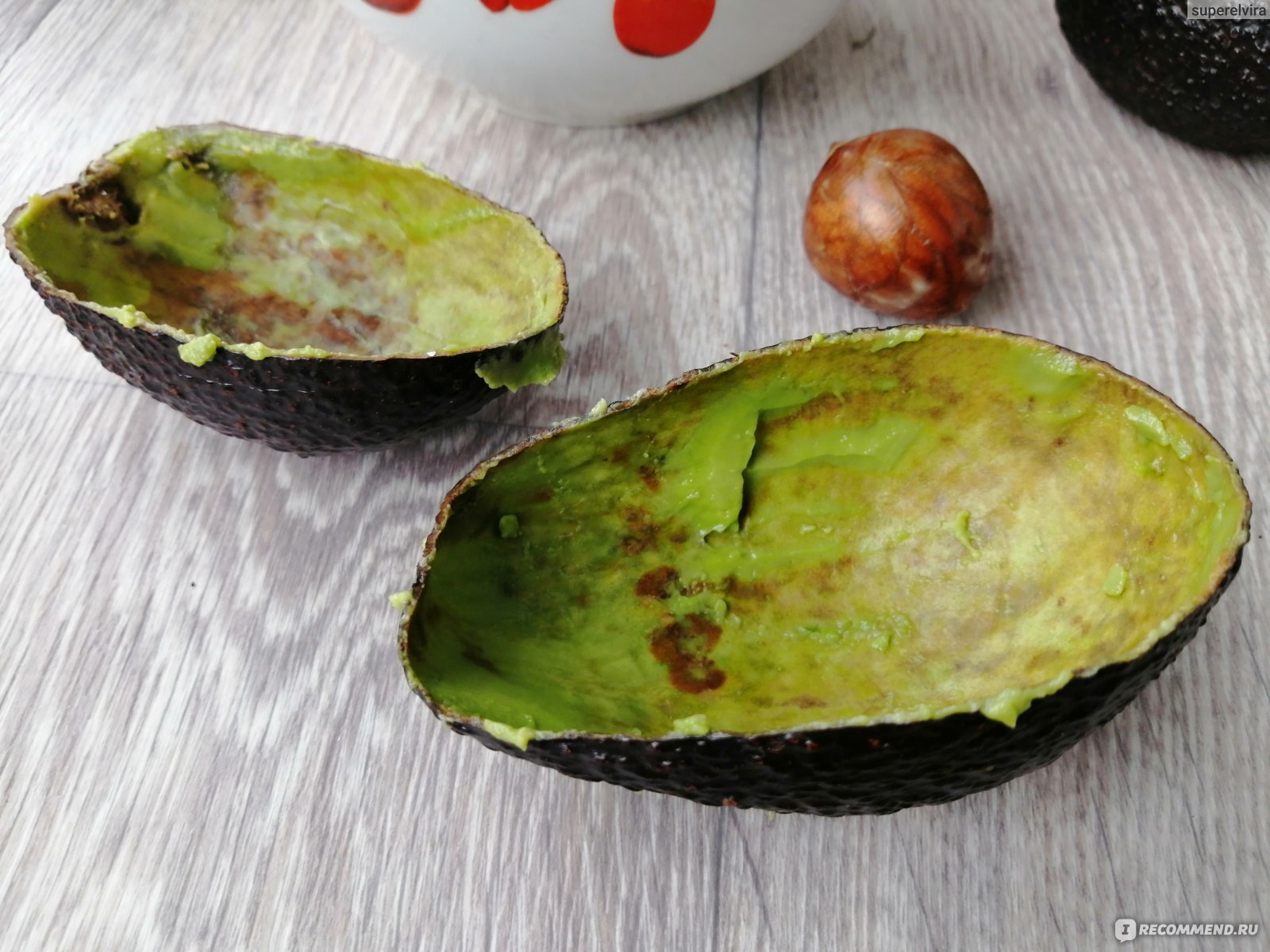 Внутри темного авокадо красивая косточка шарообразной формы