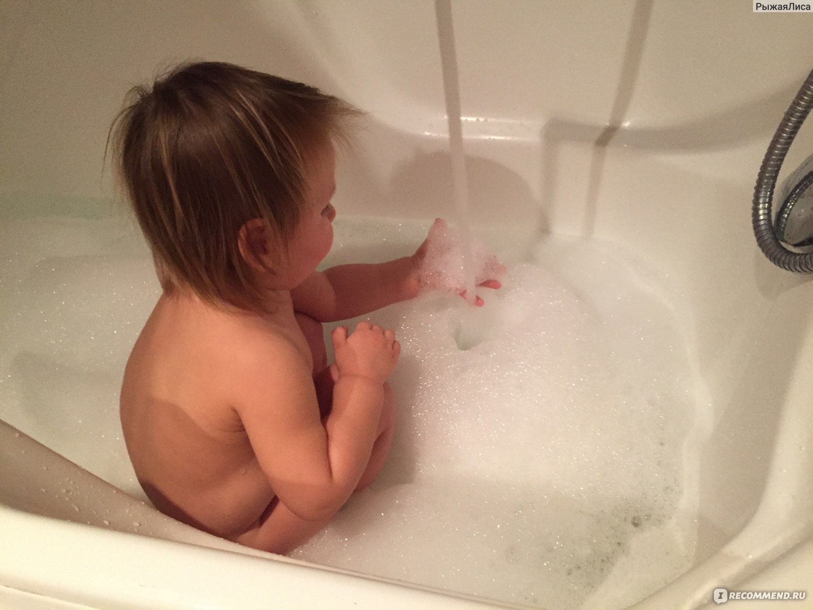 Дочка купается в ванне. Доченька купается в ванной. Малыши в ванне без пены. Купание Дочки. Купаемся с дочей.
