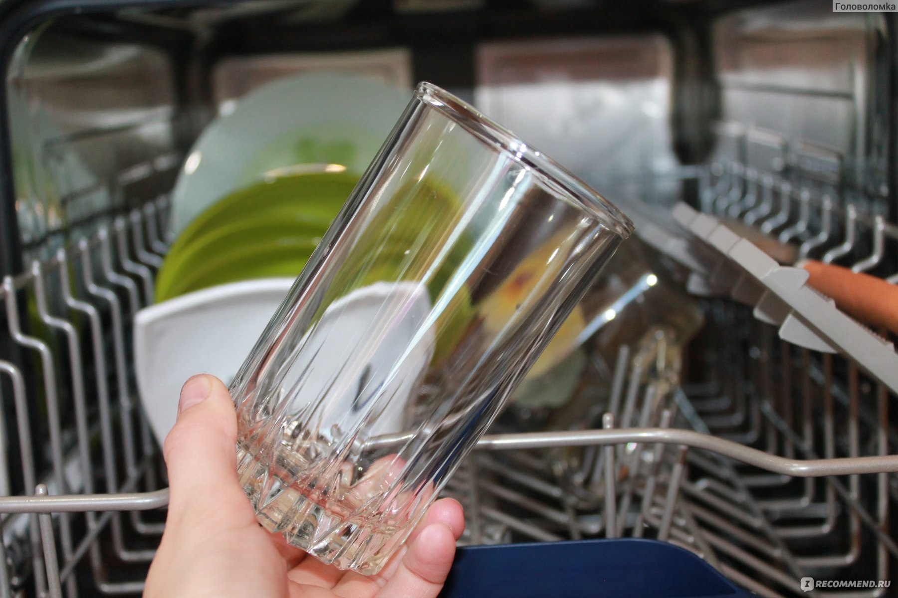 Какую посуду нельзя мыть в посудомоечной. Посудомоечная машина со стеклом. Посуда после посудомоечной машины. Тефлон в посудомоечной машине. Чистая посуда после посудомойки.