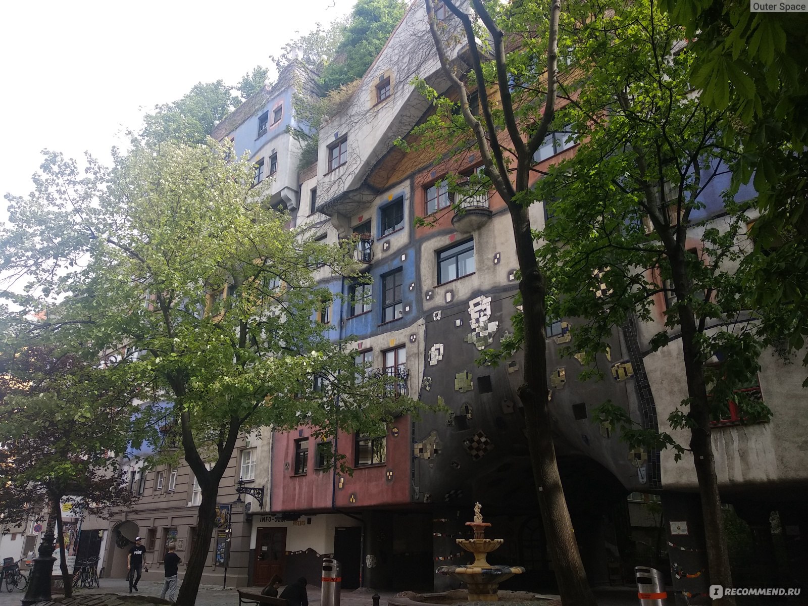 Дом Хундертвассера / Hundertwasserhaus, Вена, Австрия - «Дом Хундертвассера  в феврале и в апреле - мрачный дворец злого клоуна и приветливый кусочек  природы - смотря когда приедете его навестить ?» | отзывы