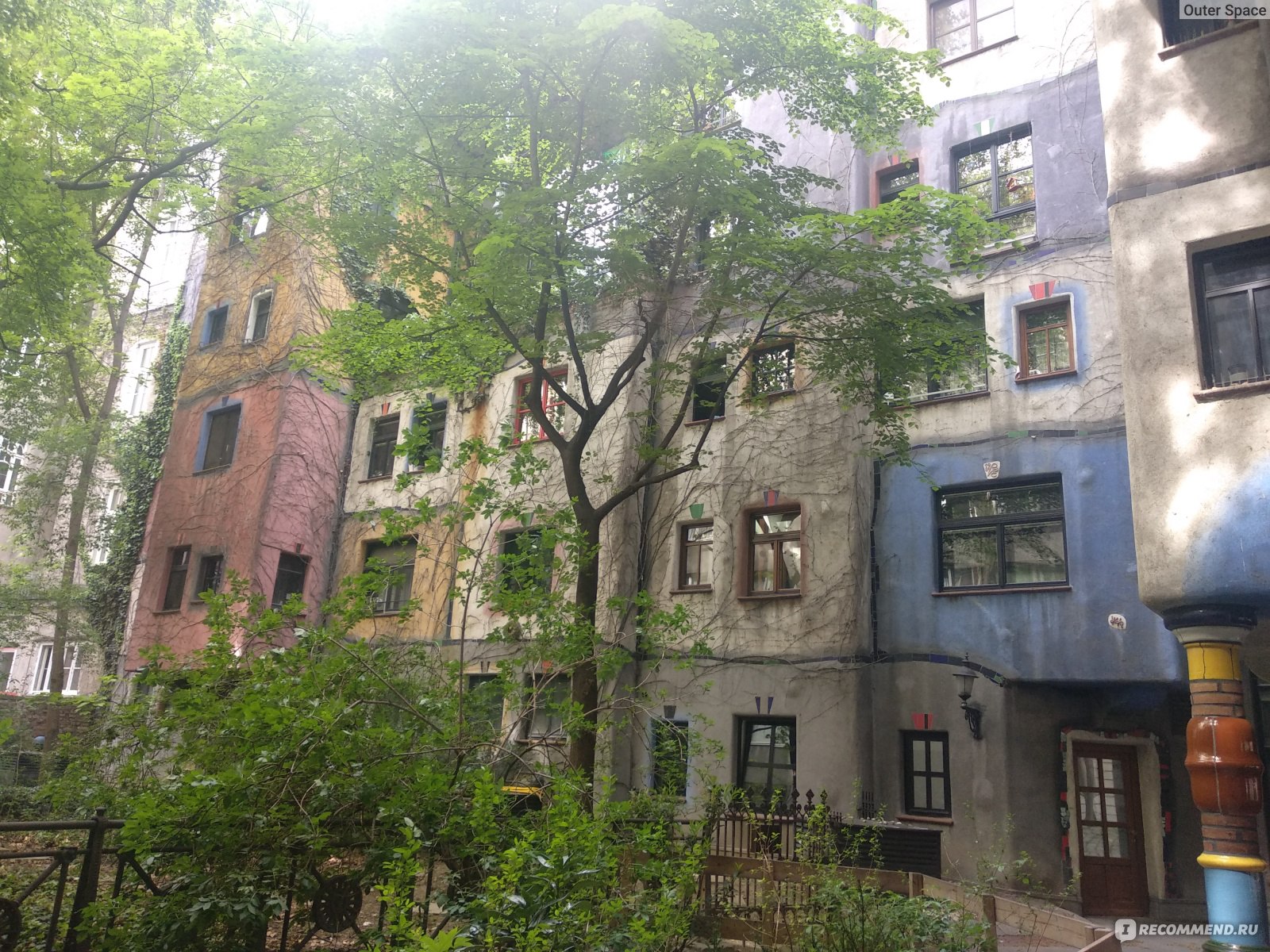 Дом Хундертвассера / Hundertwasserhaus, Вена, Австрия - «Дом Хундертвассера  в феврале и в апреле - мрачный дворец злого клоуна и приветливый кусочек  природы - смотря когда приедете его навестить ?» | отзывы