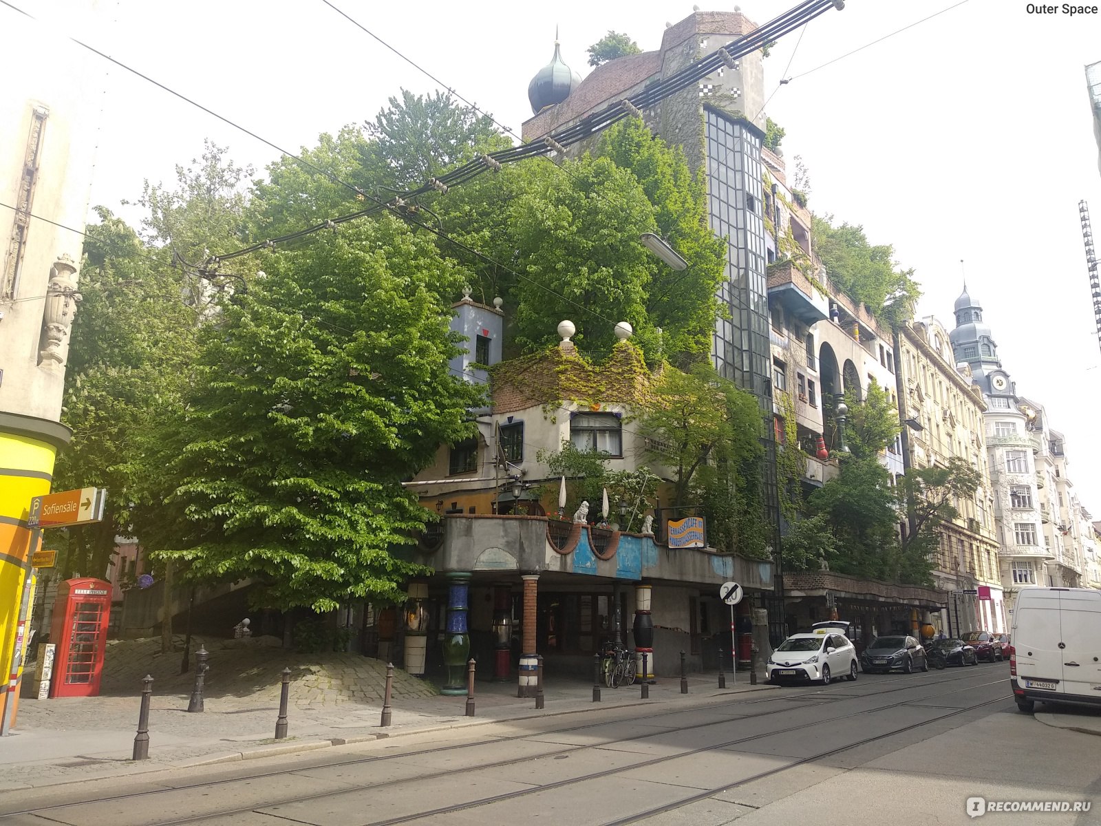 Дом Хундертвассера / Hundertwasserhaus, Вена, Австрия - «Дом Хундертвассера  в феврале и в апреле - мрачный дворец злого клоуна и приветливый кусочек  природы - смотря когда приедете его навестить ?» | отзывы