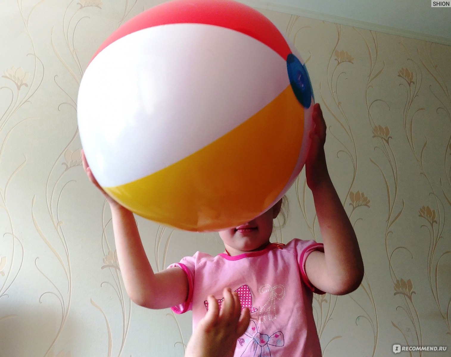 Девушка надувает шар. Девочка надувает шар. Дети надувают шарики. Надувает мячик. Девочка надувать мяч.