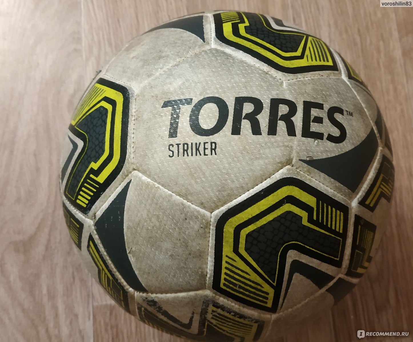 Футбольный мяч Torres STRIKER F321035, РАЗМЕР 5 - «Классный мяч, пережил  лето с мелкими шрамами.» | отзывы