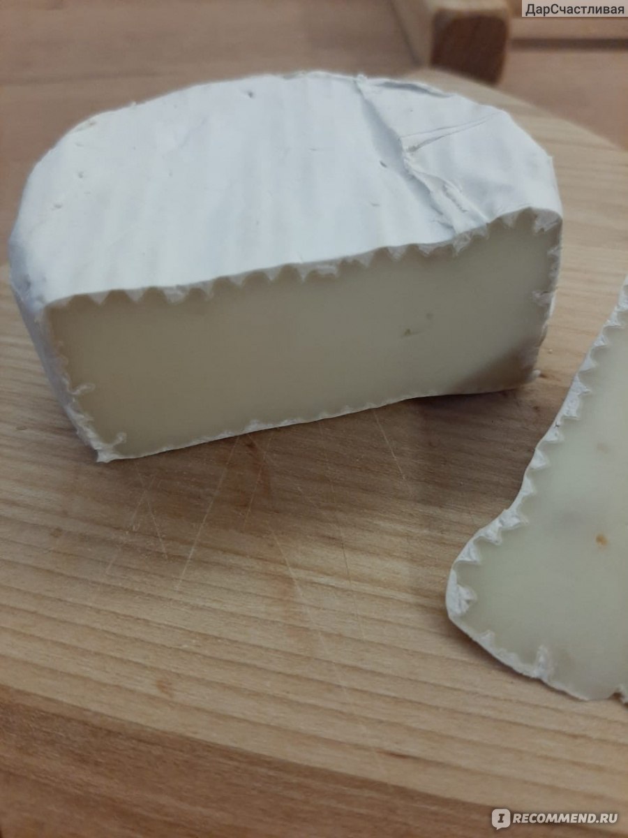 Сыр с плесенью ООО "Калория" Камамбер с пажитником и орехами