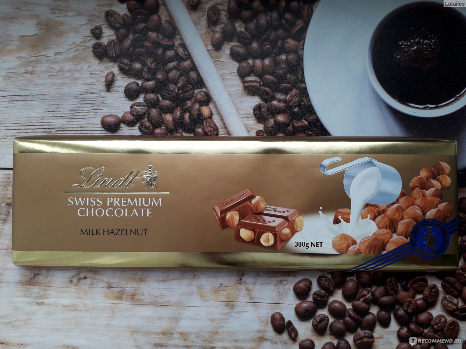 Шоколад Lindt Swiss Premium молочный с цельным фундуком 300г