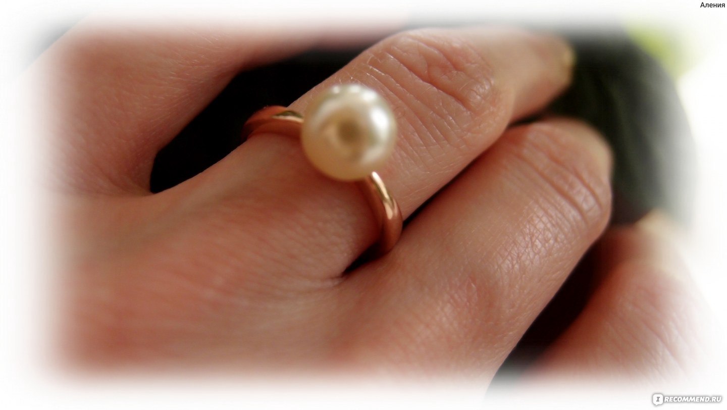 Золотое кольцо оставляет черные следы. Кольцо с жемчугом на пальце. Кольцо с жемчугом типа поцелуй. Палец почернел от золотого кольца. Кольца из позолота чернеют или нет.