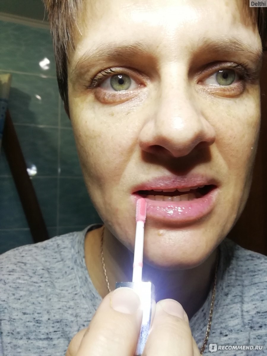Блеск для губ Catrice Volumizing Lip Booster фото