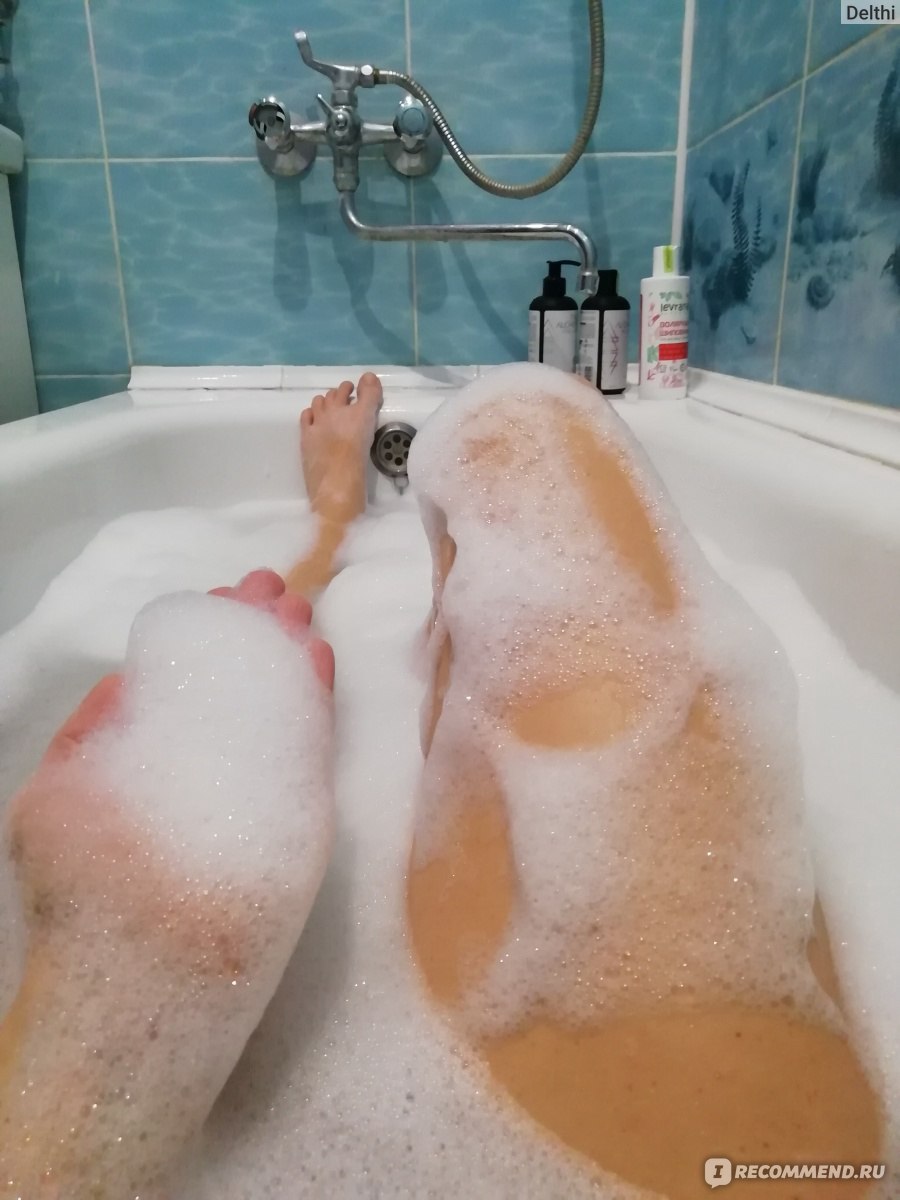 Ноги в ванне с пеной. Пенка для ванны. Ноги в пене в ванной. Девушка в ванной с пеной.