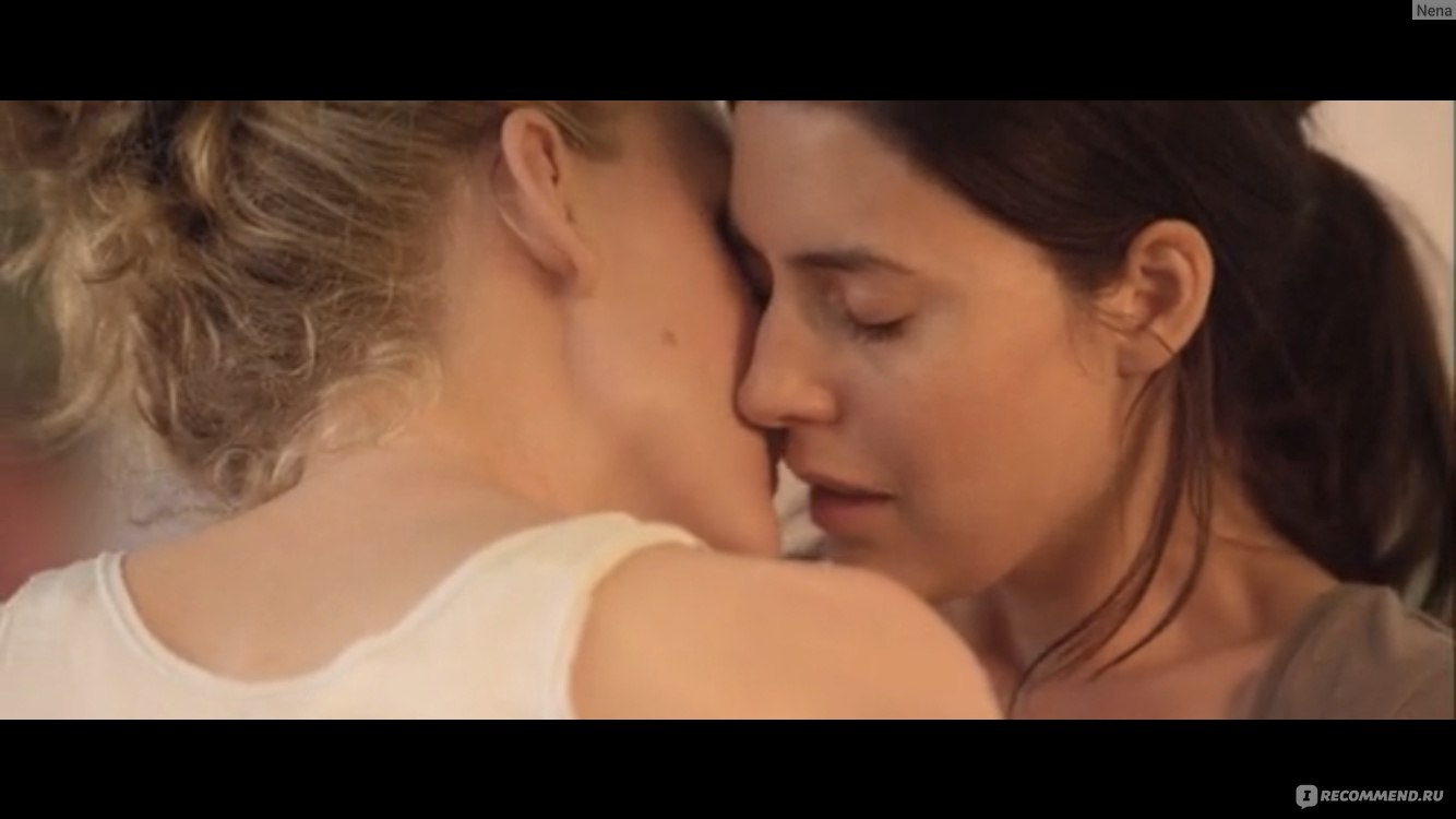 Экстремальный крупным планом лесбийский ЛГБТ-французский поцелуй