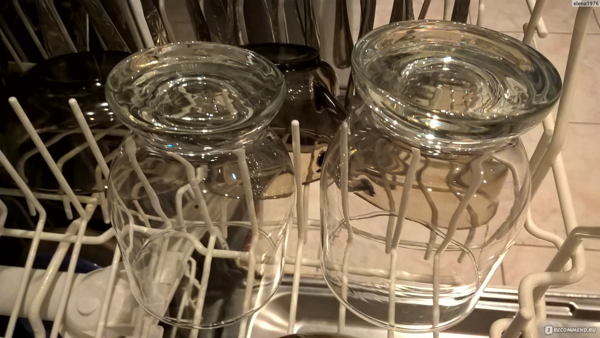 Почему налет на посуде после посудомоечной. Посуда в посудомоечной машине. Белый налет на стеклянной посуде. Посуда после посудомоечной машины. Алюминиевая посуда после посудомойки.