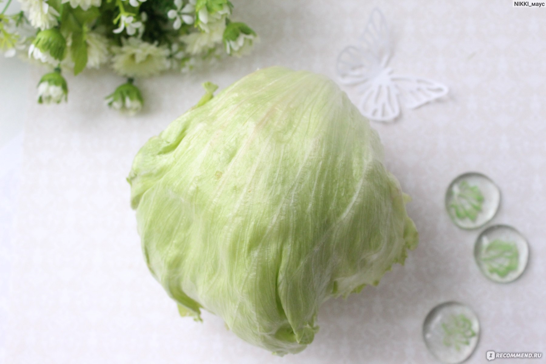 Зелёный салат с« айсбергом»,зелёными овощами,зеленью с йогуртом.