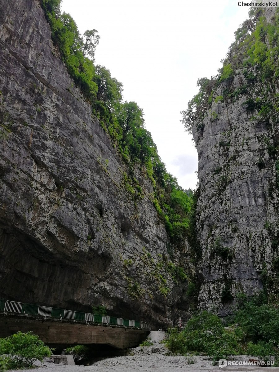 Извилистая речка в скале в Абхазии