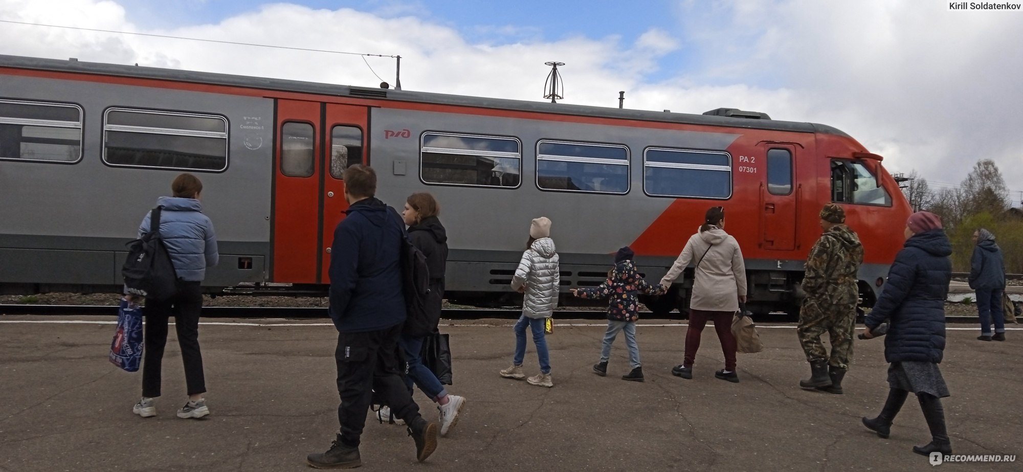 Поезд рудня. Электричка Смоленск Гусино. Уезжающий поезд. Поезд электричка. Рейсовый автобус поезд.