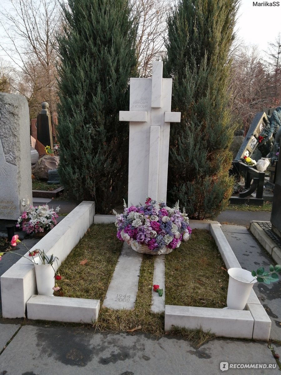 Олег Янковский памятник на могиле