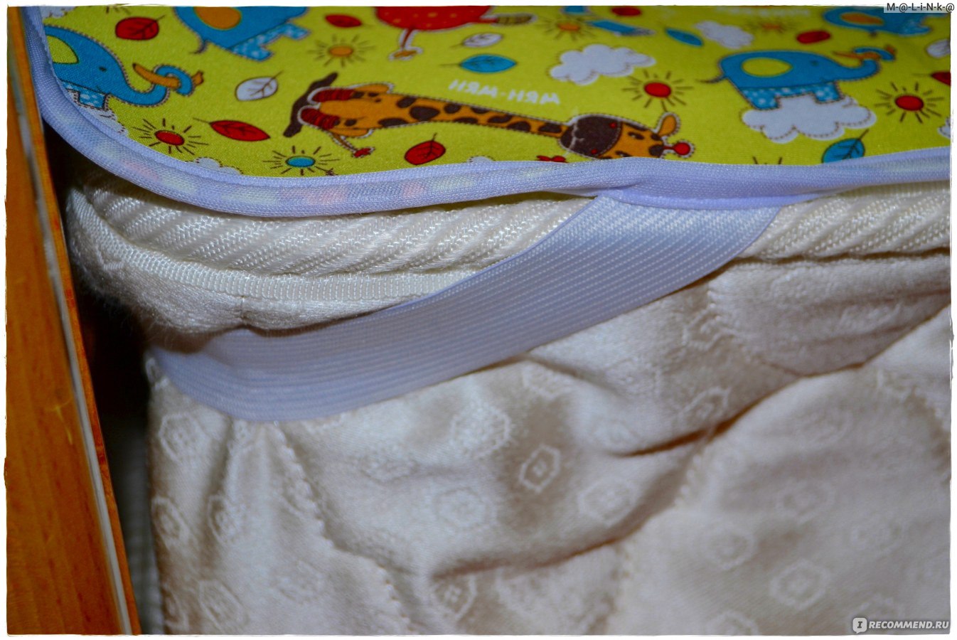 Наматрасник непромокаемый на резинке для детской кроватки