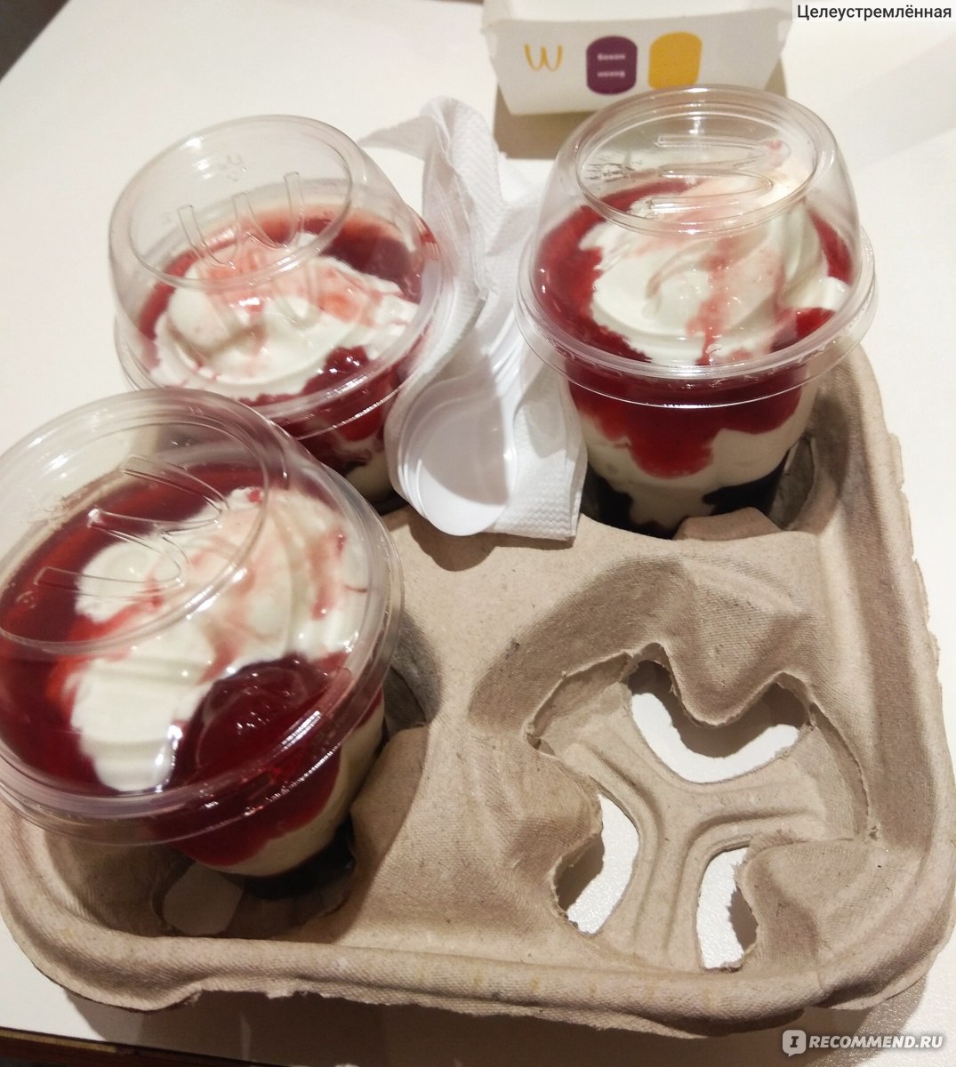 Мороженое McDonald’s / Макдоналдс с клубникой и шоколадом фото