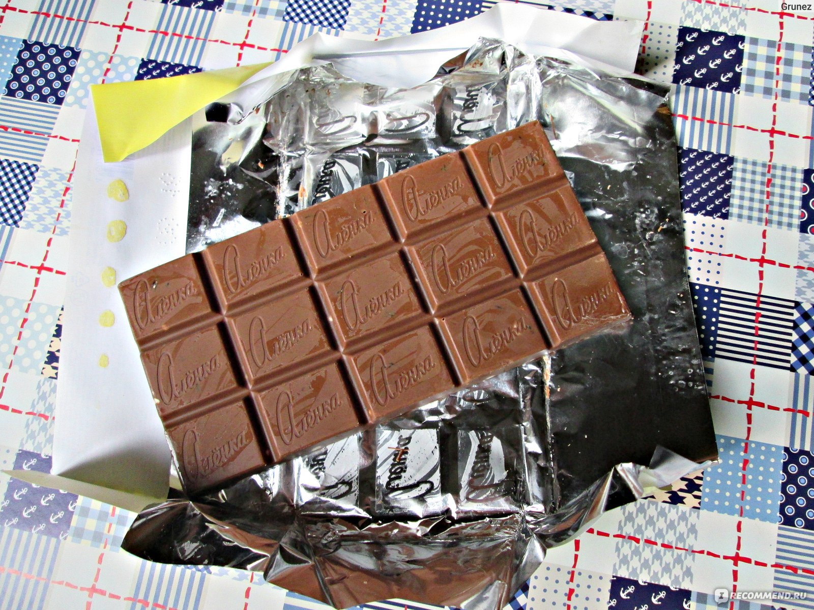 Шоколадки берите. Шоколадки. Плитка шоколада в обертке. Три шоколадки. Шоколадка с фотографией.
