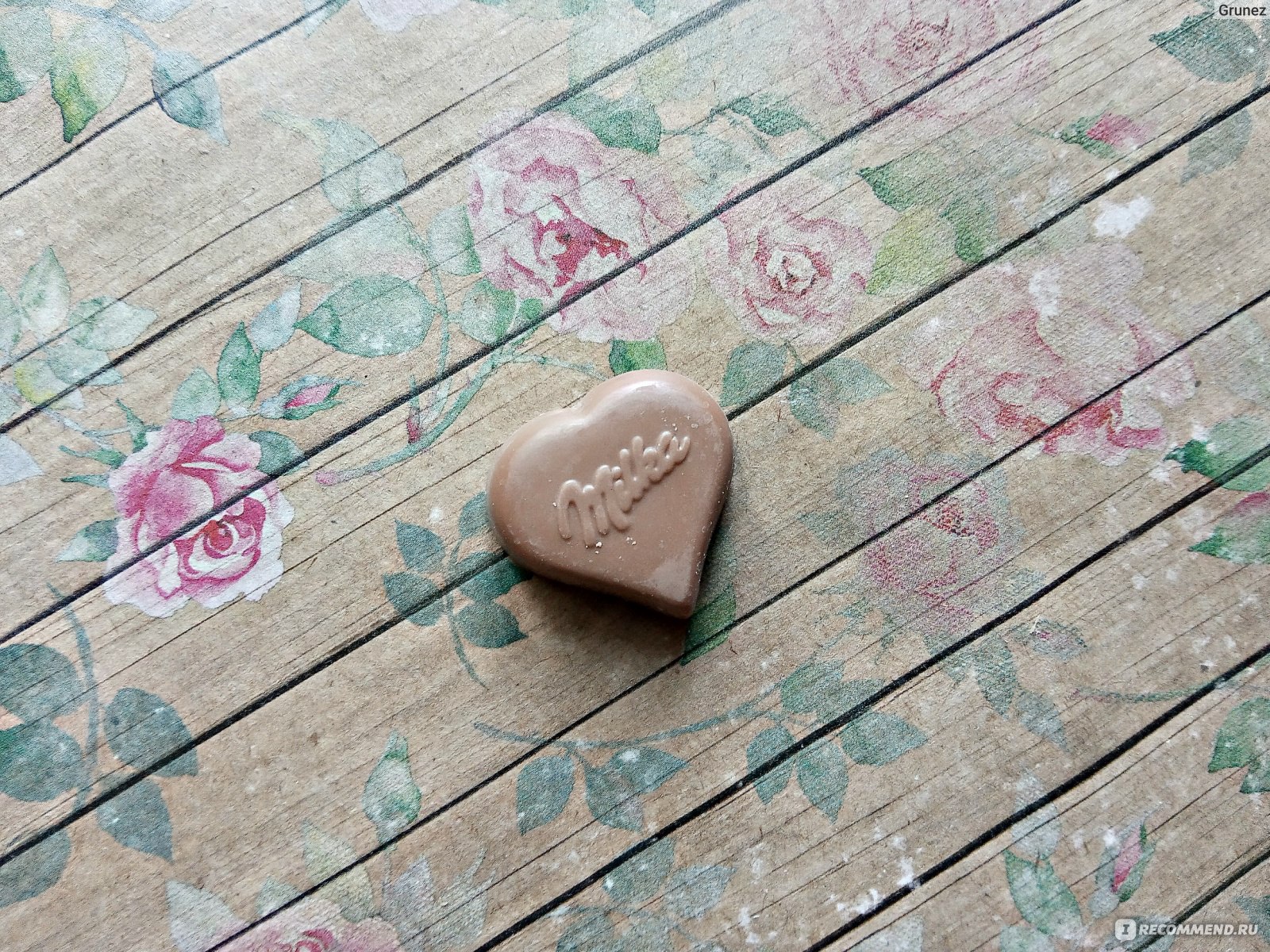 Шоколадные конфеты Milka Из молочного шоколада с ореховой начинкой фото