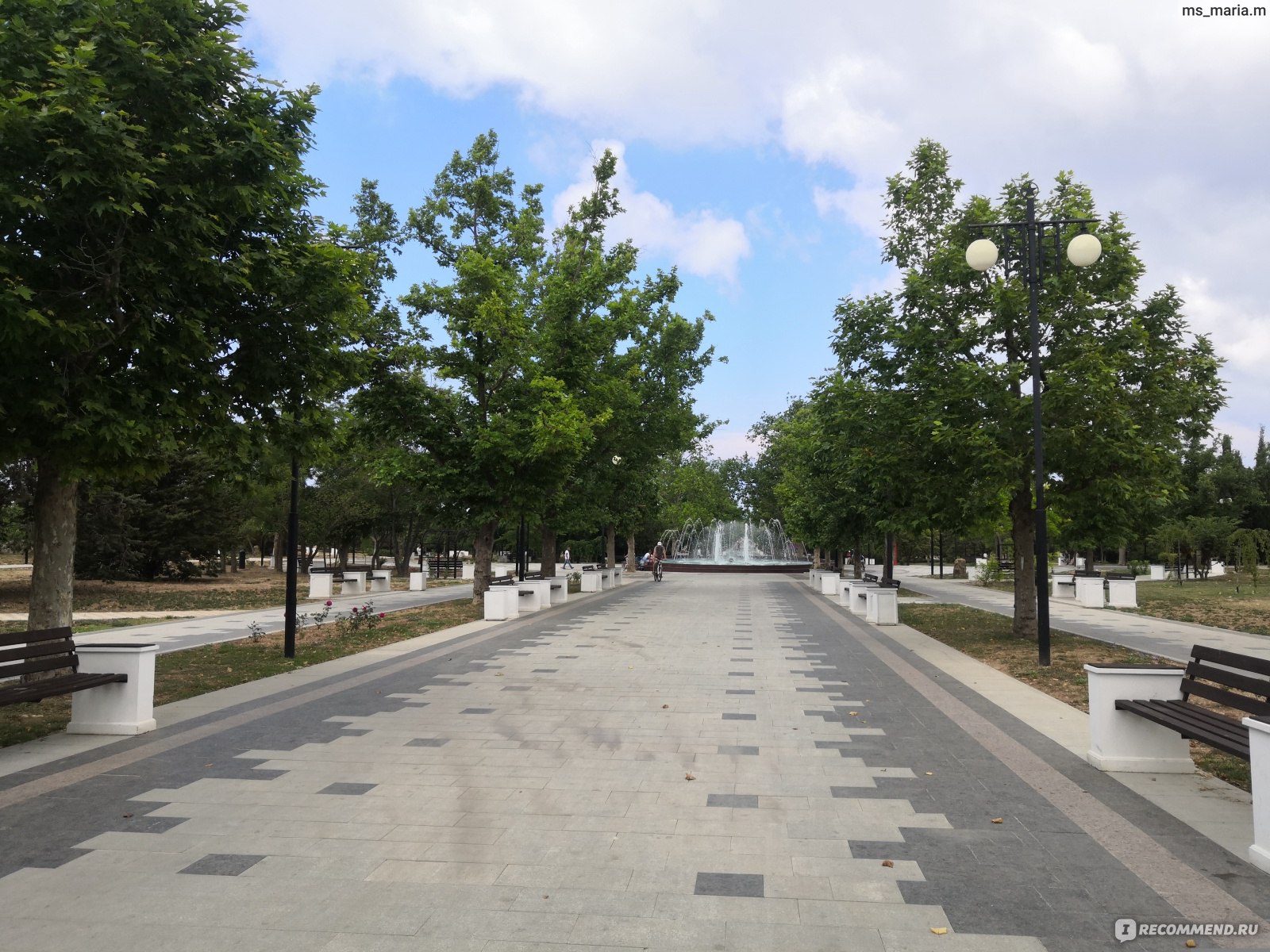 Центральная аллея Парка Победы в Севастополе. Парк после реконструкции в 2019 году.