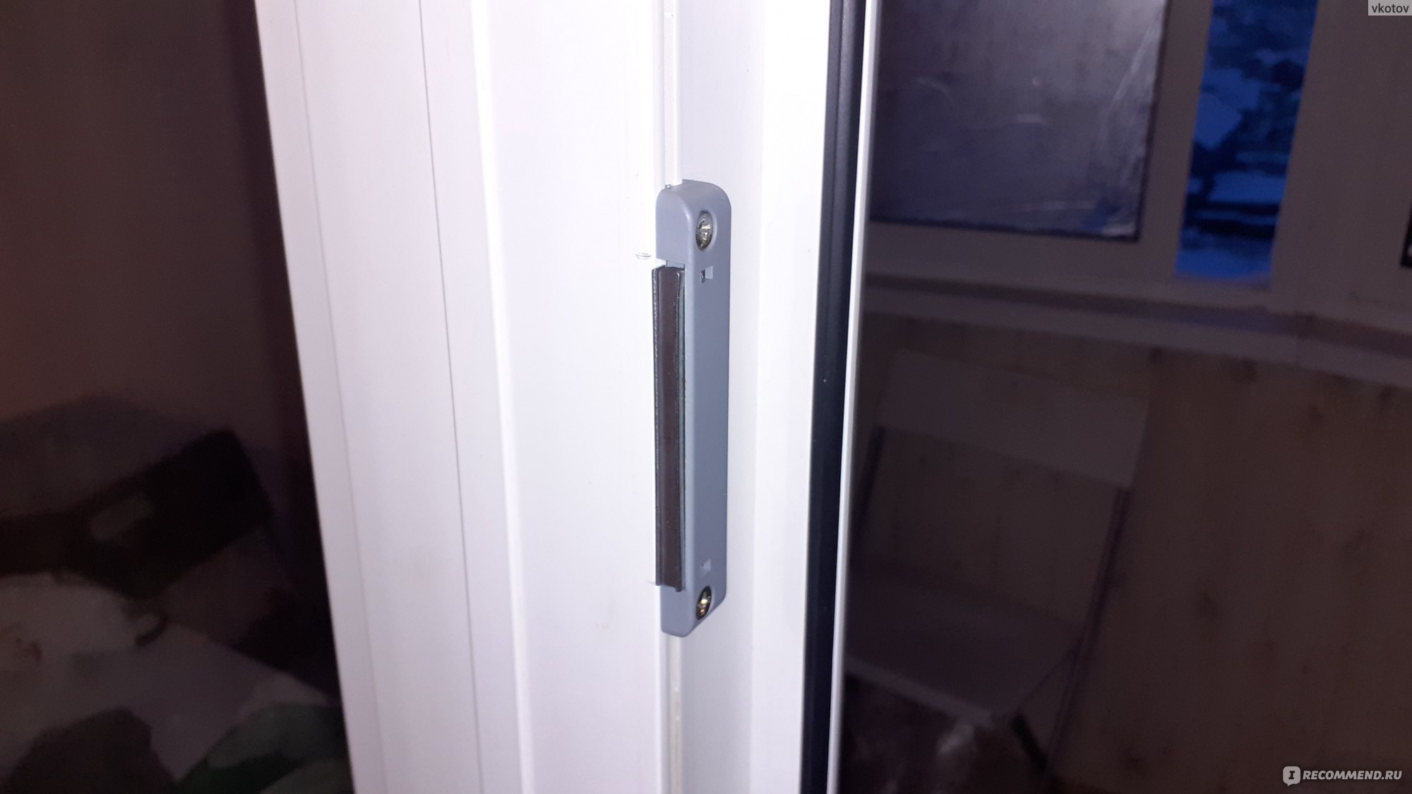 Монтаж магнитной защелки на балконную дверь