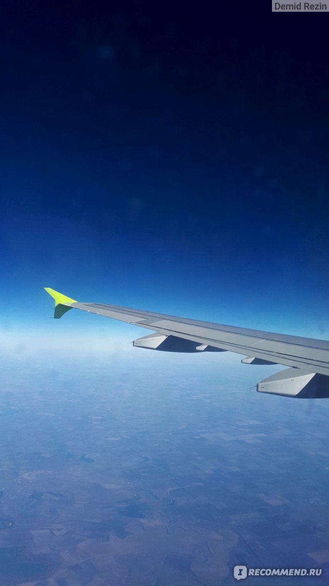 Рейс адлер. Крыло самолета s7. Самолёт s7 Airlines виды с окон. S7 Airlines самолет крыло. Полёты самолётов Адлер Москва.