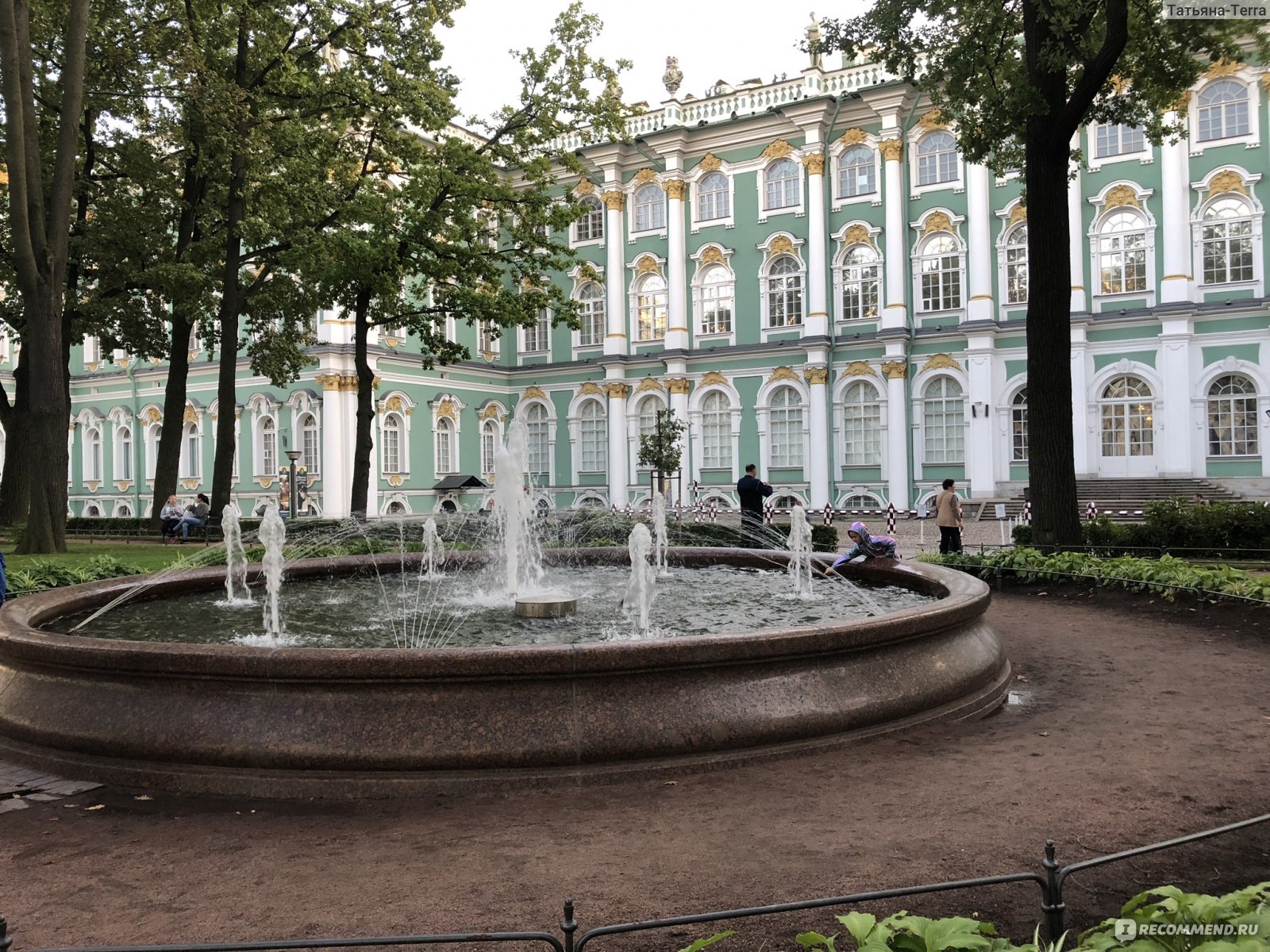 Эрмитаж москва. Двор Эрмитажа Санкт-Петербург. Санкт-Петербург Эрмитаж внутренний дворик. СПБ Эрмитаж внутренний дворик. Парк у Эрмитажа СПБ.