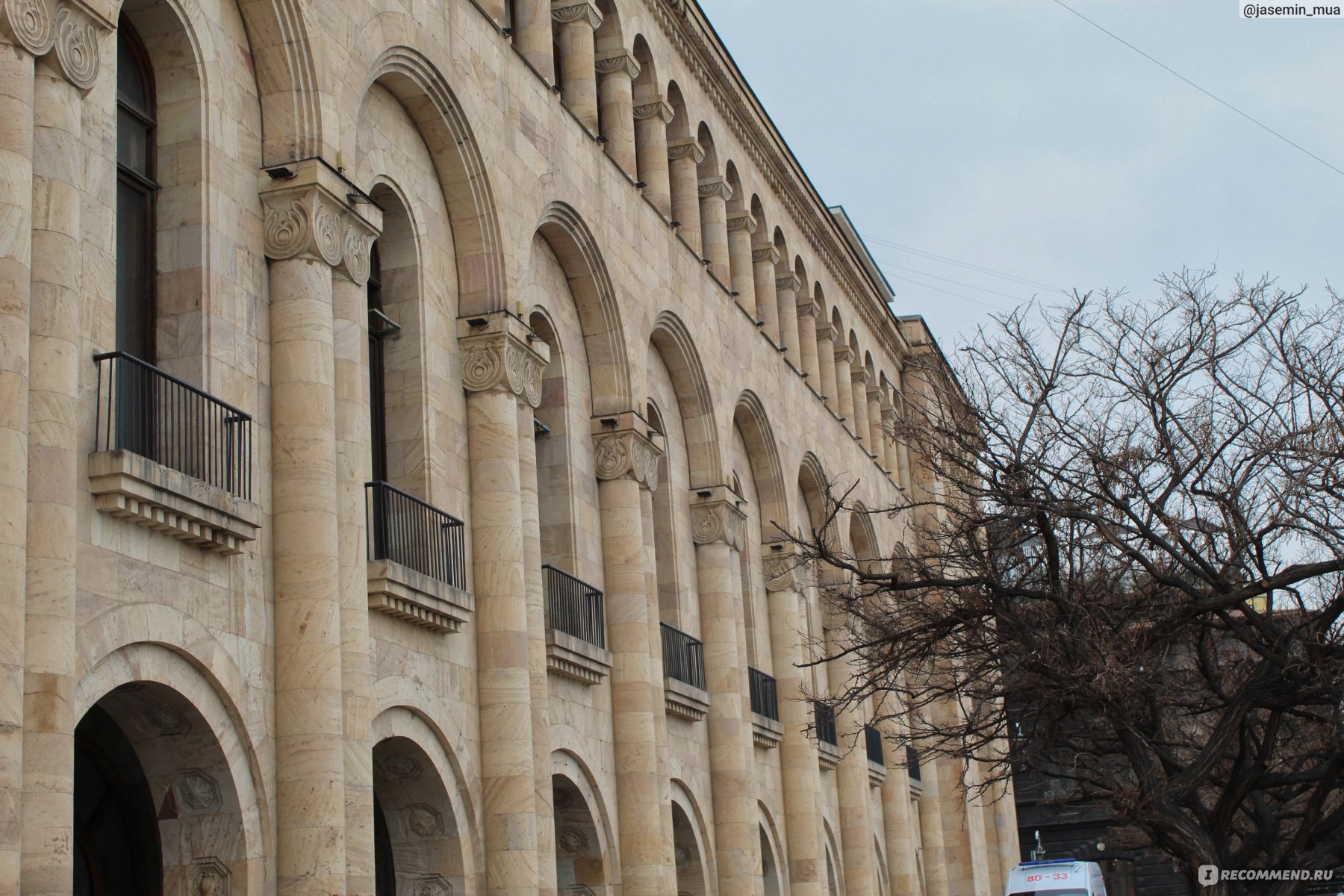 Площадь Республики Ереван Армения. Правительственное здание номер 2.