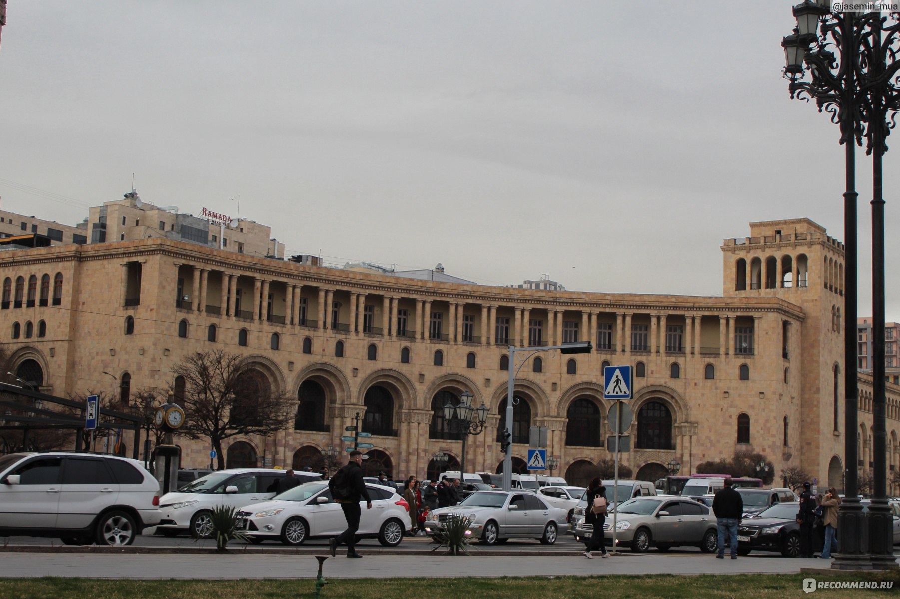 Площадь Республики Ереван Армения. Правительственное здание номер 2